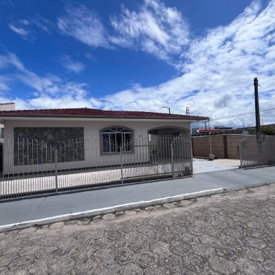 Casa Residencial com 166m², 3 quartos, 1 suíte, 2 garagens, no bairro Centro em Palhoça