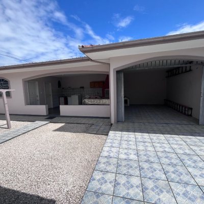Casa Residencial com 166m², 3 quartos, 1 suíte, 2 garagens, no bairro Centro em Palhoça