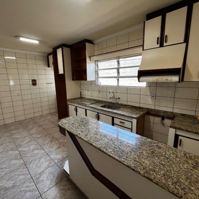 Casa Residencial com 238m², 3 quartos, 1 suíte, 4 garagens, no bairro Jardim Cidade De Florianópolis em São José