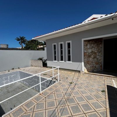 Casa Residencial com 238m², 3 quartos, 1 suíte, 4 garagens, no bairro Jardim Cidade De Florianópolis em São José