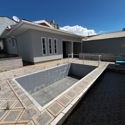 Casa Residencial com 238m², 3 quartos, 1 suíte, 4 garagens, no bairro Jardim Cidade De Florianópolis em São José