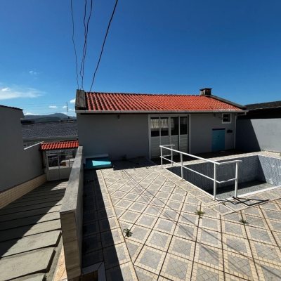 Casa Residencial com 238m², 3 quartos, 1 suíte, 4 garagens, no bairro Jardim Cidade De Florianópolis em São José
