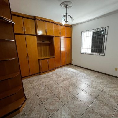 Casa Residencial com 238m², 3 quartos, 1 suíte, 4 garagens, no bairro Jardim Cidade De Florianópolis em São José