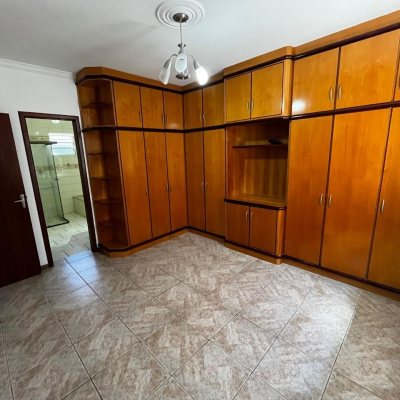 Casa Residencial com 238m², 3 quartos, 1 suíte, 4 garagens, no bairro Jardim Cidade De Florianópolis em São José