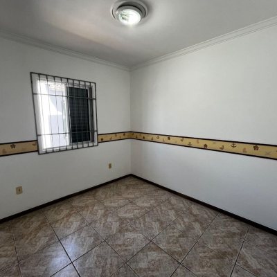 Casa Residencial com 238m², 3 quartos, 1 suíte, 4 garagens, no bairro Jardim Cidade De Florianópolis em São José