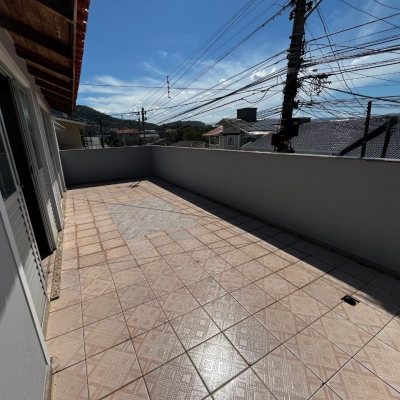 Casa Residencial com 238m², 3 quartos, 1 suíte, 4 garagens, no bairro Jardim Cidade De Florianópolis em São José