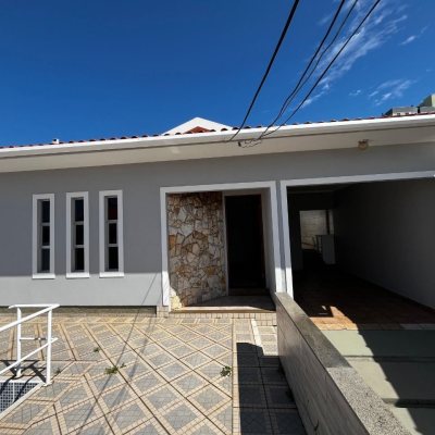 Casa Residencial com 238m², 3 quartos, 1 suíte, 4 garagens, no bairro Jardim Cidade De Florianópolis em São José