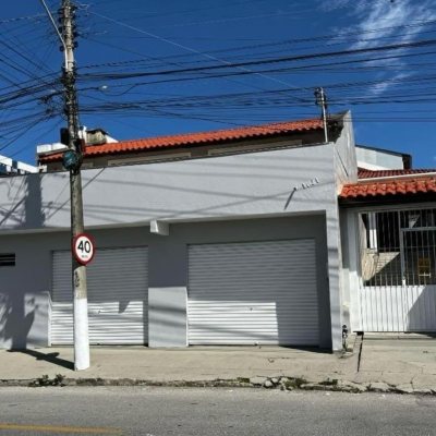 Casa Residencial com 238m², 3 quartos, 1 suíte, 4 garagens, no bairro Jardim Cidade De Florianópolis em São José