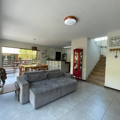 Casa em Condomínio com 225m², 5 quartos, 3 garagens, no bairro Campeche em Florianópolis