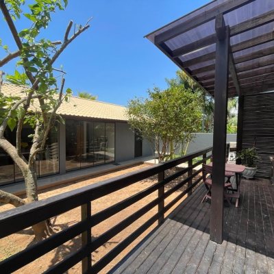 Casa em Condomínio com 225m², 5 quartos, 3 garagens, no bairro Campeche em Florianópolis