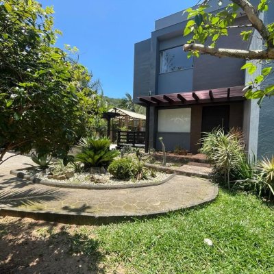 Casa em Condomínio com 225m², 5 quartos, 3 garagens, no bairro Campeche em Florianópolis