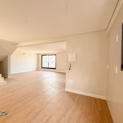 Sobrado Residencial com 201m², 4 quartos, 2 suítes, 2 garagens, no bairro Ingleses do Rio Vermelho em Florianópolis