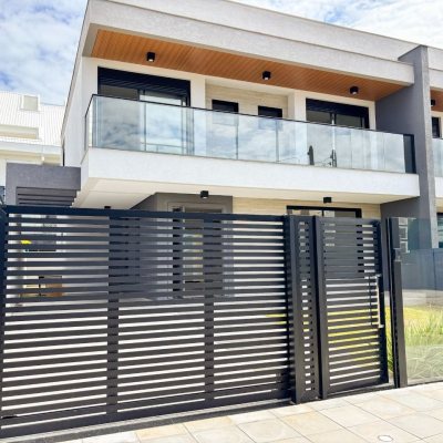 Sobrado Residencial com 201m², 4 quartos, 2 suítes, 2 garagens, no bairro Ingleses do Rio Vermelho em Florianópolis