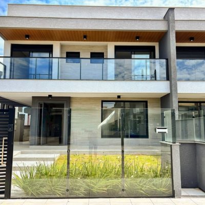 Sobrado Residencial com 201m², 4 quartos, 2 suítes, 2 garagens, no bairro Ingleses do Rio Vermelho em Florianópolis