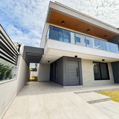 Sobrado Residencial com 201m², 4 quartos, 2 suítes, 2 garagens, no bairro Ingleses do Rio Vermelho em Florianópolis