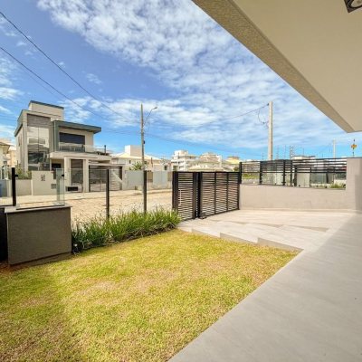 Sobrado Residencial com 201m², 4 quartos, 2 suítes, 2 garagens, no bairro Ingleses do Rio Vermelho em Florianópolis
