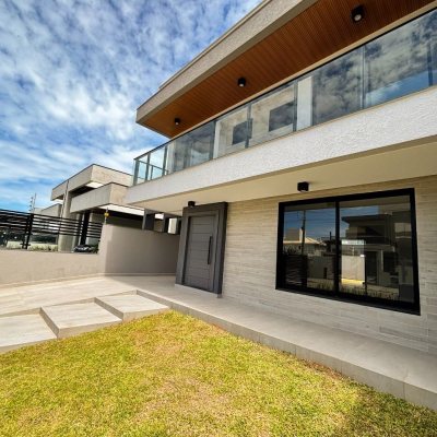 Sobrado Residencial com 201m², 4 quartos, 2 suítes, 2 garagens, no bairro Ingleses do Rio Vermelho em Florianópolis