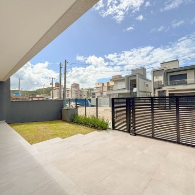 Sobrado Residencial com 201m², 4 quartos, 2 suítes, 2 garagens, no bairro Ingleses do Rio Vermelho em Florianópolis