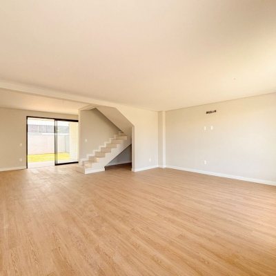 Sobrado Residencial com 201m², 4 quartos, 2 suítes, 2 garagens, no bairro Ingleses do Rio Vermelho em Florianópolis