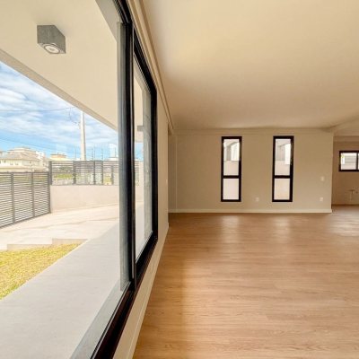 Sobrado Residencial com 201m², 4 quartos, 2 suítes, 2 garagens, no bairro Ingleses do Rio Vermelho em Florianópolis