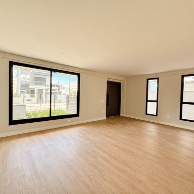 Sobrado Residencial com 201m², 4 quartos, 2 suítes, 2 garagens, no bairro Ingleses do Rio Vermelho em Florianópolis