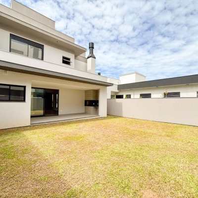 Sobrado Residencial com 201m², 4 quartos, 2 suítes, 2 garagens, no bairro Ingleses do Rio Vermelho em Florianópolis