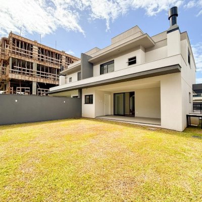 Sobrado Residencial com 201m², 4 quartos, 2 suítes, 2 garagens, no bairro Ingleses do Rio Vermelho em Florianópolis