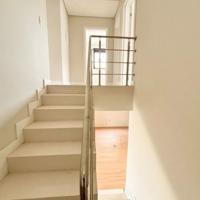 Sobrado Residencial com 201m², 4 quartos, 2 suítes, 2 garagens, no bairro Ingleses do Rio Vermelho em Florianópolis