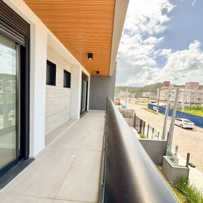 Sobrado Residencial com 201m², 4 quartos, 2 suítes, 2 garagens, no bairro Ingleses do Rio Vermelho em Florianópolis