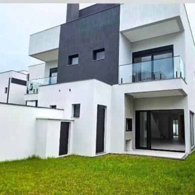 Sobrado Residencial com 200m², 4 quartos (sendo 4 suítes), 3 garagens, no bairro Ingleses do Rio Vermelho em Florianópolis