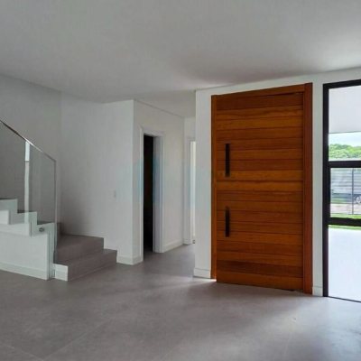 Sobrado Residencial com 200m², 4 quartos (sendo 4 suítes), 3 garagens, no bairro Ingleses do Rio Vermelho em Florianópolis
