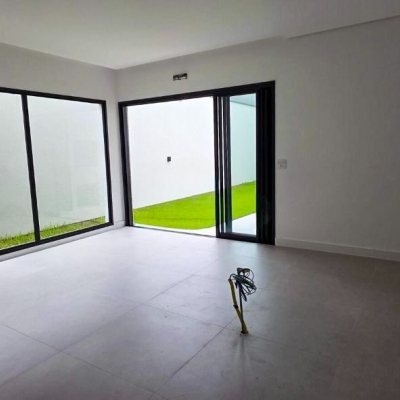 Sobrado Residencial com 200m², 4 quartos (sendo 4 suítes), 3 garagens, no bairro Ingleses do Rio Vermelho em Florianópolis