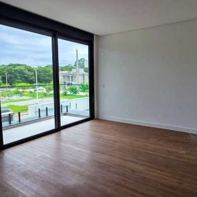 Sobrado Residencial com 200m², 4 quartos (sendo 4 suítes), 3 garagens, no bairro Ingleses do Rio Vermelho em Florianópolis