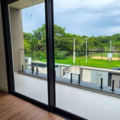 Sobrado Residencial com 200m², 4 quartos (sendo 4 suítes), 3 garagens, no bairro Ingleses do Rio Vermelho em Florianópolis