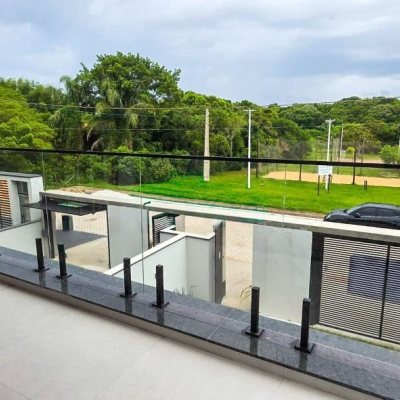 Sobrado Residencial com 200m², 4 quartos (sendo 4 suítes), 3 garagens, no bairro Ingleses do Rio Vermelho em Florianópolis