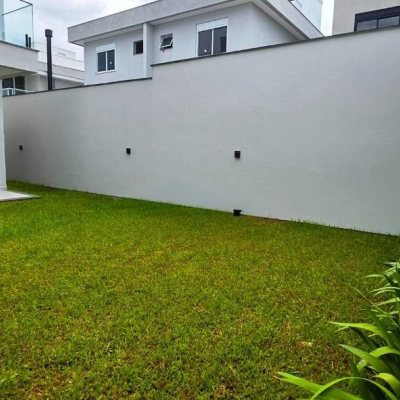 Sobrado Residencial com 200m², 4 quartos (sendo 4 suítes), 3 garagens, no bairro Ingleses do Rio Vermelho em Florianópolis