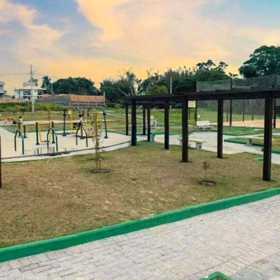 Sobrado Residencial com 200m², 4 quartos (sendo 4 suítes), 3 garagens, no bairro Ingleses do Rio Vermelho em Florianópolis