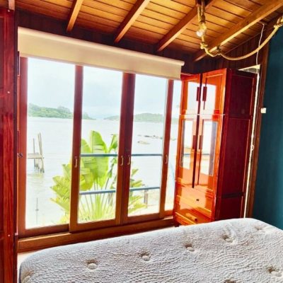 Sobrado Residencial com 180m², 5 quartos (sendo 1 suíte), 2 garagens, no bairro Ribeirão Da Ilha em Florianópolis