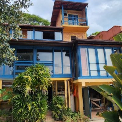 Sobrado Residencial com 180m², 5 quartos (sendo 1 suíte), 2 garagens, no bairro Ribeirão Da Ilha em Florianópolis