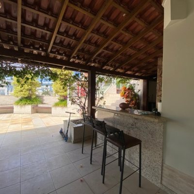 Cobertura com 501m², 4 quartos, 3 suítes, 3 garagens, no bairro Pantanal em Florianópolis