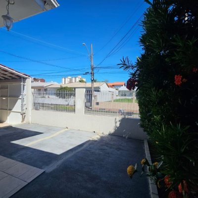 Casa Residencial com 90m², 2 quartos, 2 garagens, no bairro Jardim Cidade De Florianópolis em São José