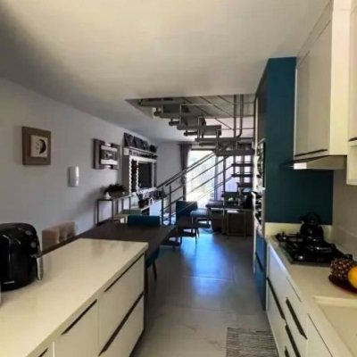 Sobrado Residencial com 100m², 3 quartos, 1 suíte, 2 garagens, no bairro Ingleses do Rio Vermelho em Florianópolis