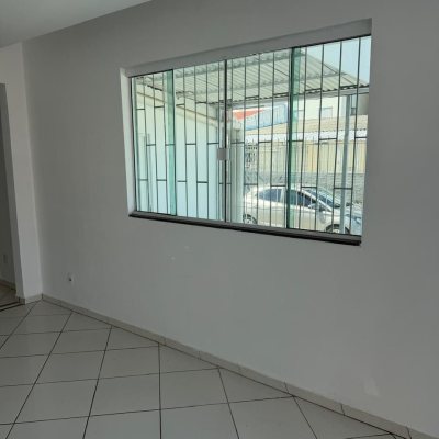 Casa Residencial com 160m², 2 quartos, 2 garagens, no bairro Balneário em Florianópolis