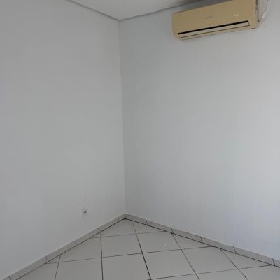 Casa Residencial com 160m², 2 quartos, 2 garagens, no bairro Balneário em Florianópolis