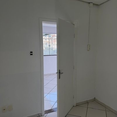 Casa Residencial com 160m², 2 quartos, 2 garagens, no bairro Balneário em Florianópolis
