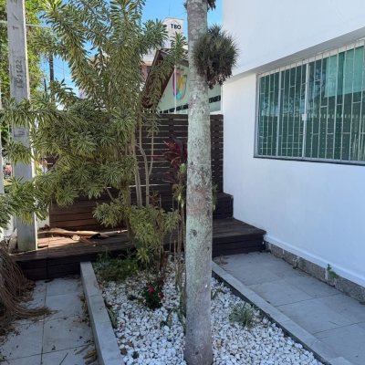 Casa Residencial com 160m², 2 quartos, 2 garagens, no bairro Balneário em Florianópolis