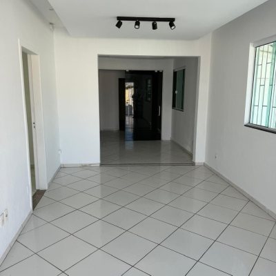 Casa Residencial com 160m², 2 quartos, 2 garagens, no bairro Balneário em Florianópolis