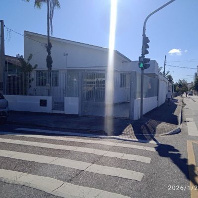 Casa Residencial com 160m², 2 quartos, 2 garagens, no bairro Balneário em Florianópolis