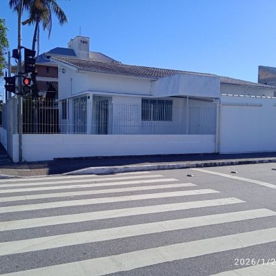 Casa Residencial com 160m², 2 quartos, 2 garagens, no bairro Balneário em Florianópolis