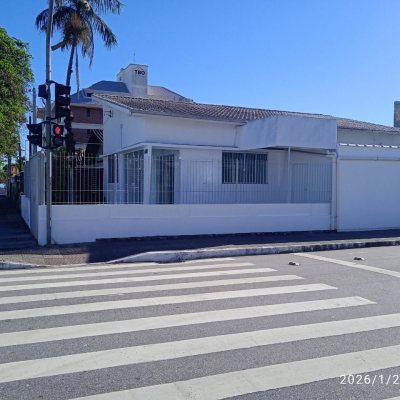 Casa Residencial com 160m², 2 quartos, 2 garagens, no bairro Balneário em Florianópolis
